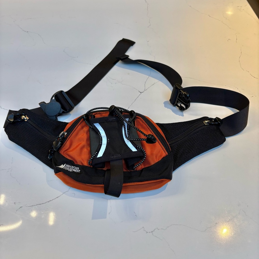 New MEC Waist Bag Pack Bottle Holder Orange Black Padded 3 Zippered Pockets